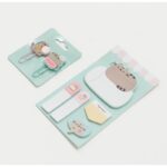 Zestaw biurowy Pusheen: 2 spinacze z uroczymi figurkami i komplet samoprzylepnych karteczek w różnych kształtach.