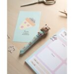 Wielokolorowy długopis Pusheen z figurką kotki z pizzą i pastelową obudową.