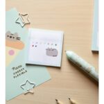 Zestaw biurkowy Pusheen – kolorowe pisaki, notatki z kotką i spinacze w kształcie gwiazdek.