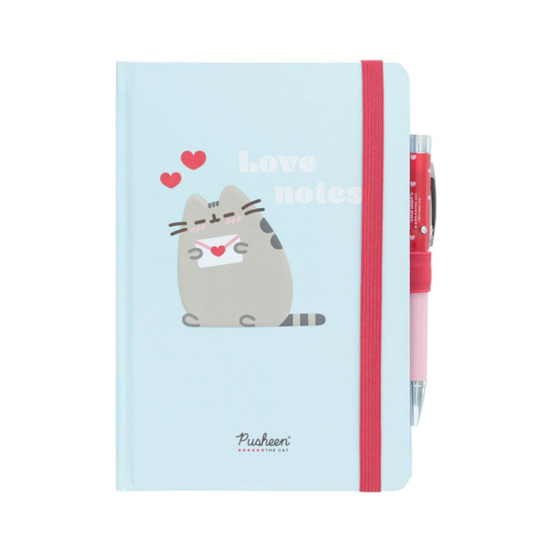Notatnik A5 Pusheen „Love Notes” z długopisem z latarką, zamykany na czerwoną gumkę.
