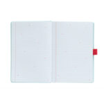 Wnętrze notatnika A5 Pusheen z drobnym wzorem serduszek i czerwonym zamknięciem na gumkę.