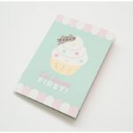Notatnik z uroczą grafiką Pusheen i babeczką – „Eat dessert first!” 🍰 Idealny do szkoły, notatek i rysunków!