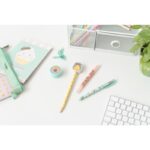 Kolorowy zestaw Pusheen: notes, ołówek z gumką, zakreślacz, długopis, temperówka i spinacze – idealny na biurko!