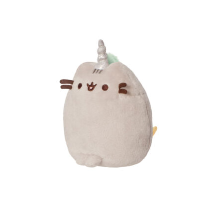Maskotka Pusheen jako jednorożec z uśmiechem i srebrnym rogiem, widok z ukosa.