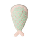 Ogon maskotki Pusheen Syrenka – widok z tyłu. W całości pokryty jasnozieloną tkaniną z haftowanymi, różowymi łuskami i różową płetwą. Pluszowy, miękki, starannie uszyty – tworzy harmonijną całość z górną częścią syrenkowego ciała. Ten element dodaje morskiego charakteru całej serii i idealnie uzupełnia kolekcję syrenkowej Pusheen.