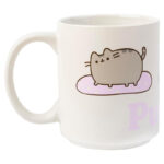 Kubek Pusheen z serii „Purrito” – 350 ml, wykonany z ceramiki, z grafiką kota na różowym kocyku.