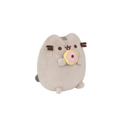 Maskotka Pusheen z donutem w łapkach – widok z ukosa, różowy lukier i uśmiech na pyszczku.