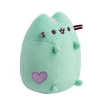Pusheen z miętowym futerkiem, fioletowym serduszkiem i uroczym uśmiechem .
