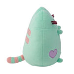Pusheen z serduszkiem – miętowy kotek z uroczym ogonkiem i różowymi paskami Pusheen z serduszkiem – miętowy kotek z uroczym ogonkiem i różowymi paskami.