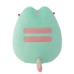 Miętowa Pusheen z różowymi paskami na plecach i pasiastym ogonkiem .