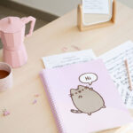 Pusheen - Skoroszyt A4 z gumką + 30 przezroczystych koszulek - obrazek 4