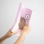 Pusheen - Skoroszyt A4 z gumką + 30 przezroczystych koszulek - obrazek 7