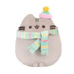Klasyczny Pusheen w zimowej czapce z pomponem i kolorowym pastelowym szaliku.