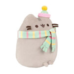Klasyczny Pusheen w zimowej czapce z pomponem i kolorowym pastelowym szaliku.