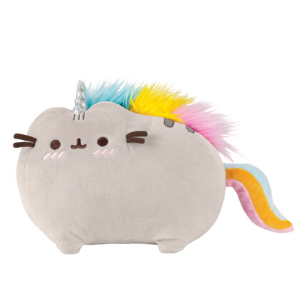 Maskotka Pusheen jako jednorożec z kolorową grzywą, rogiem i tęczowym ogonem.