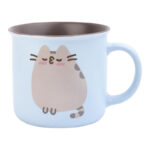 Niebieski kubek ceramiczny z kolekcji Purrfect Love z Pusheen robiącym buziaka