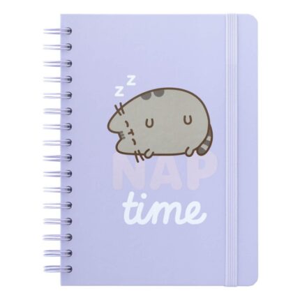 Fioletowy notatnik A5 z kolekcji Moments, z kotką Pusheen śpiącą i napisem „Nap time”.