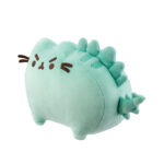 Miętowy Pusheen dinozaur z kolcami i groźną minką – widok z tyłu