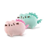 Dwie maskotki Pusheen jako dinozaury – różowa i miętowa wersja z kolcami i groźnymi minkami.