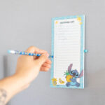 Disney Stitch - Magnetyczny notatnik / lista zakupów na lodówkę + ołówek z kolekcji Tropical (10 x 21 cm) - obrazek 5